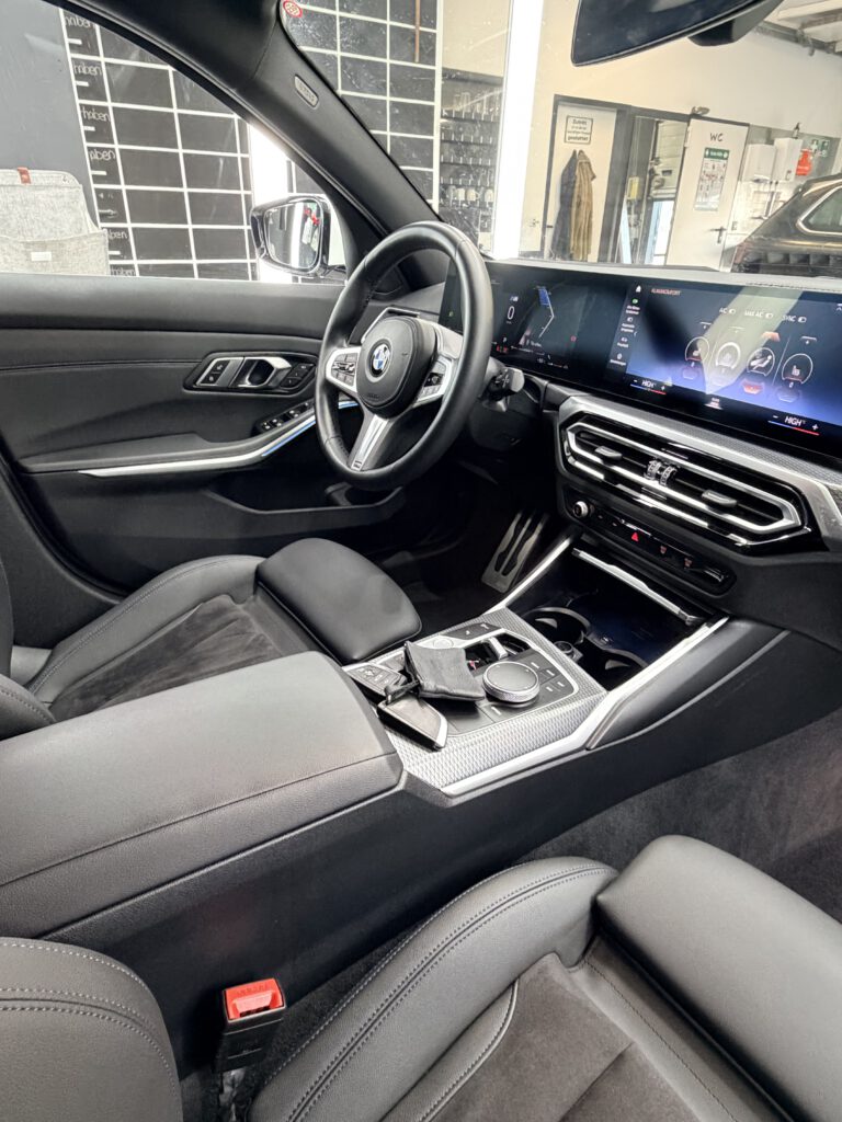 Innenraum Autoaufbereitung Bielefeld professionelle Reinigung von Sitzen und Armaturen bei Glanz Car